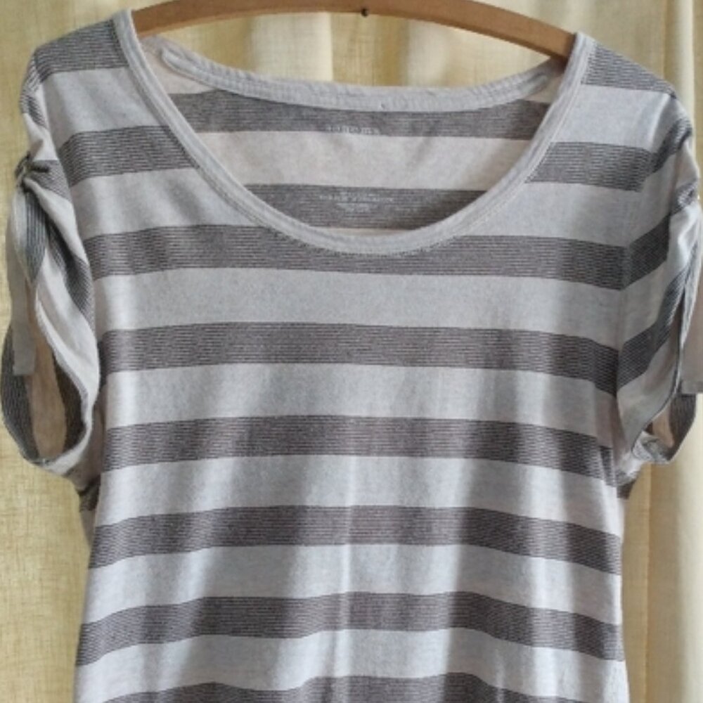 🆓🆓🆓Sonoma Short Sleeve Off-White/Gray Striped Cotton Tee w/ Rolled Sleeve